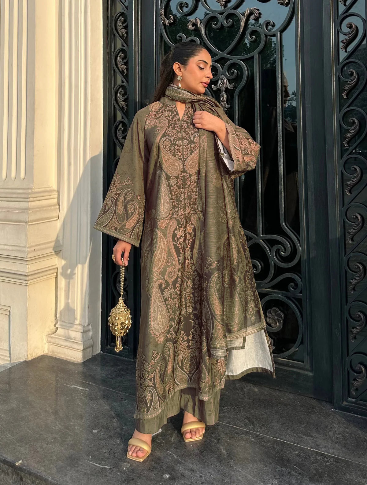 READY TO WEAR